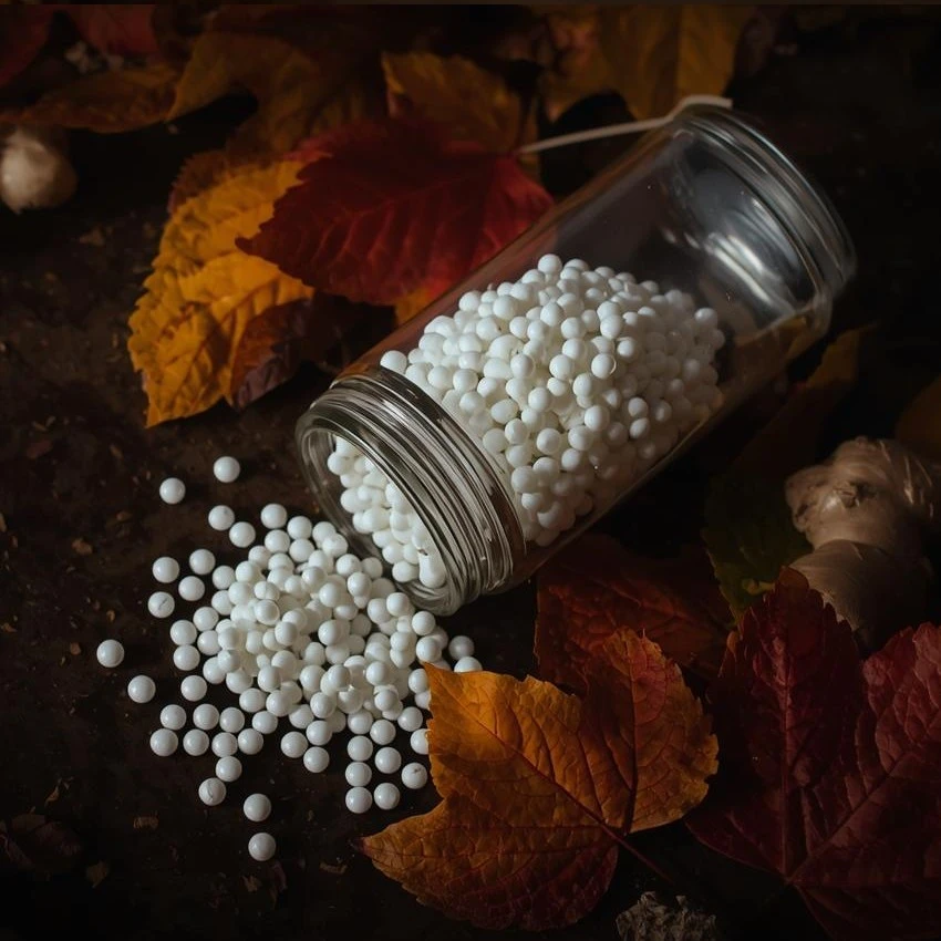 Homeopatia jesienią - Homeopatyczne granulki w szklanej buteleczce obok liści jesiennych i imbiru. Styl naturalny, miękkie światło.